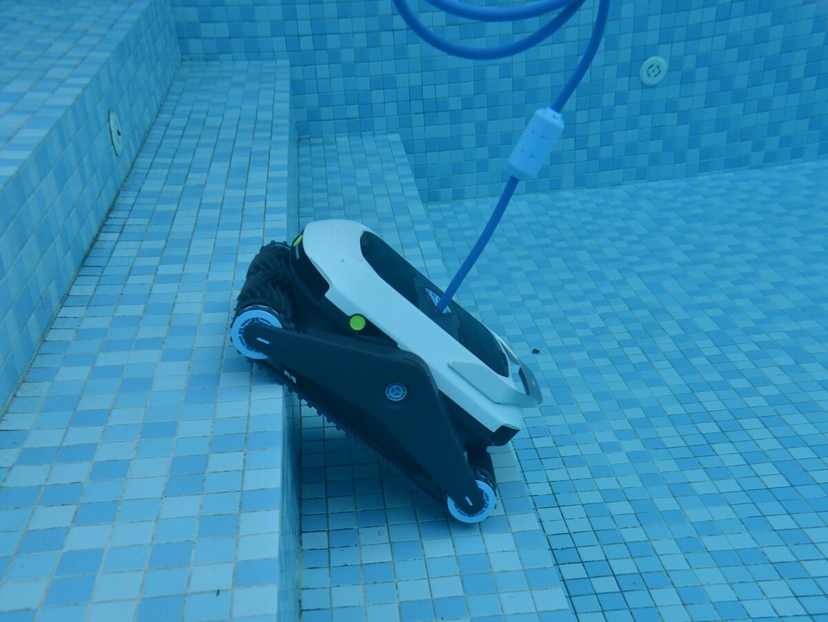 Degrii Zima Pro ultrasonic radar cordless pool cleaner can climb & clean walls and stairs