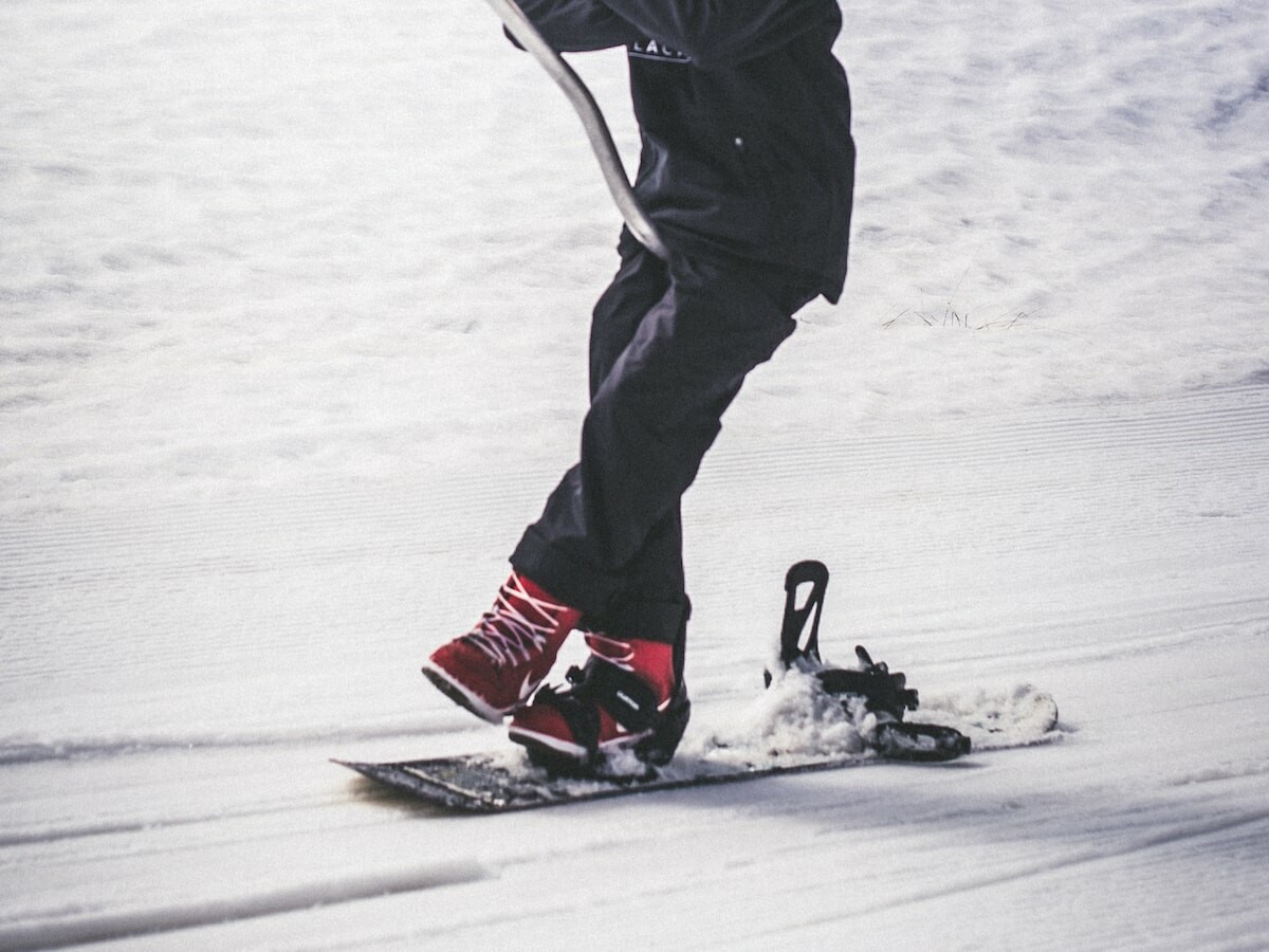 This rotating disc for snowboard binding protects your knees