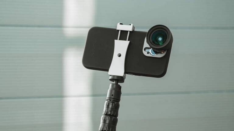 SANDMARC Pole – Film Edition for iPhone 14 has an all-aluminum construction for durability