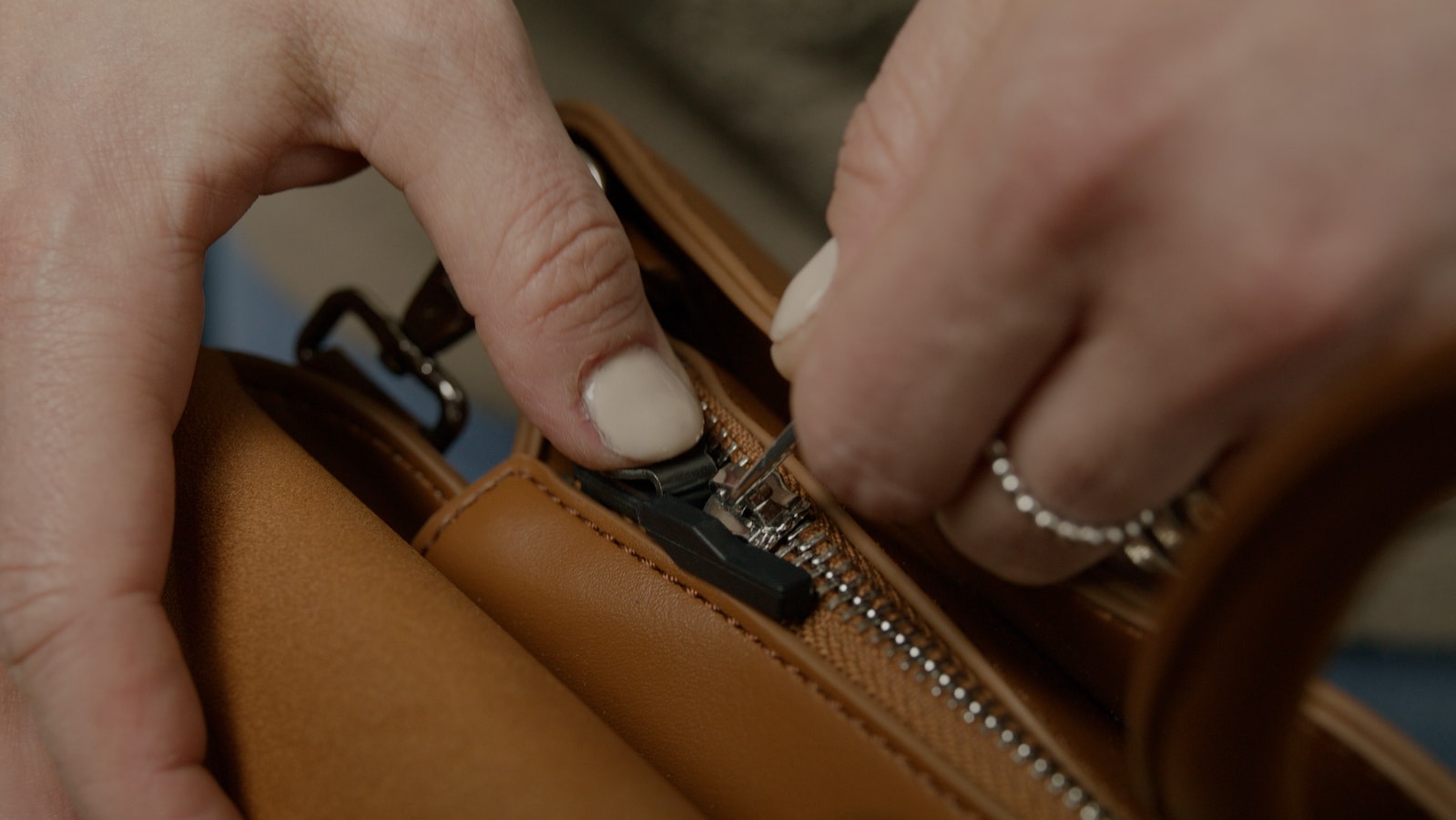 ZippGuard safety lock for zipper compartments keeps your belongings ...