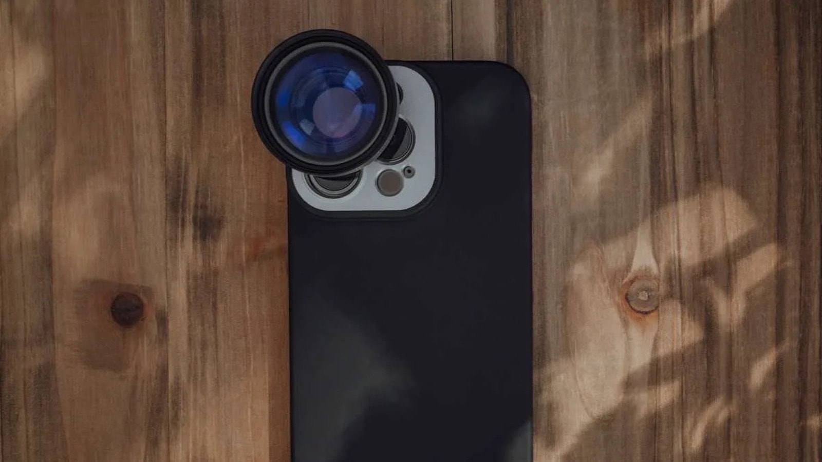 SANDMARC Telephoto Lens for iPhone lets you achieve 2x zoom with