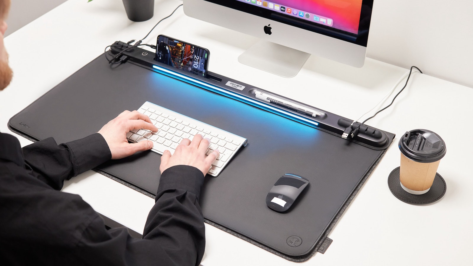 This modern desktop organizer keeps workspaces tidy & gadgets charged
