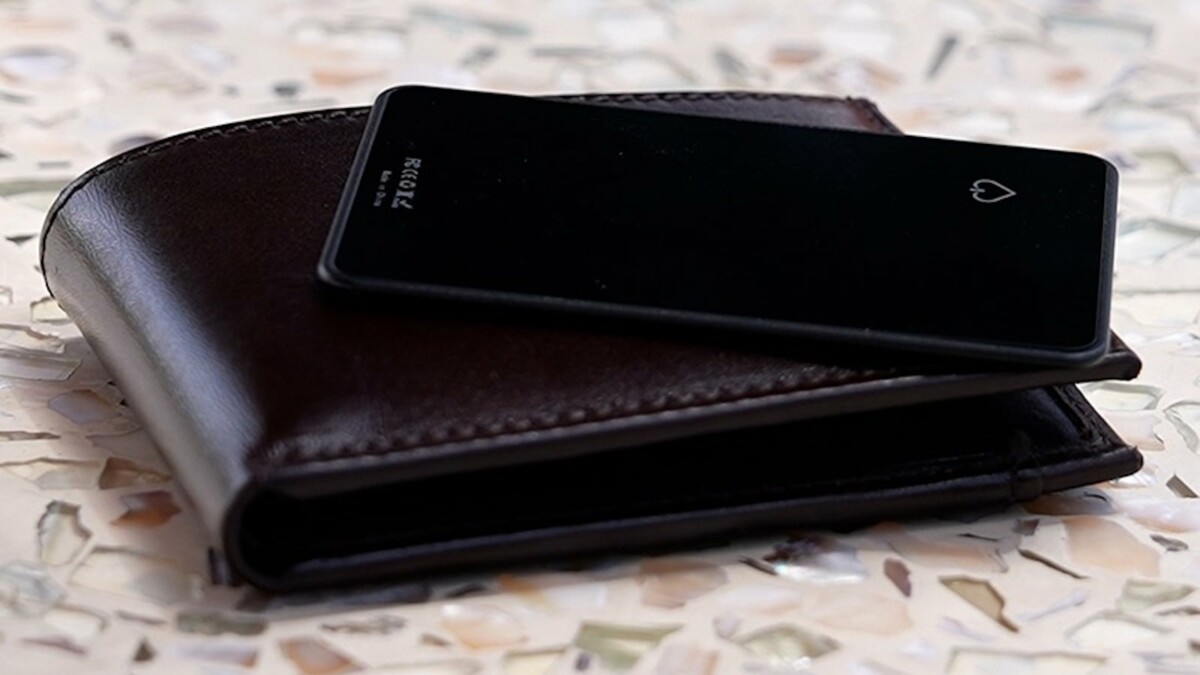 Review Ace Card smart wallet tracker is super thin and versatile