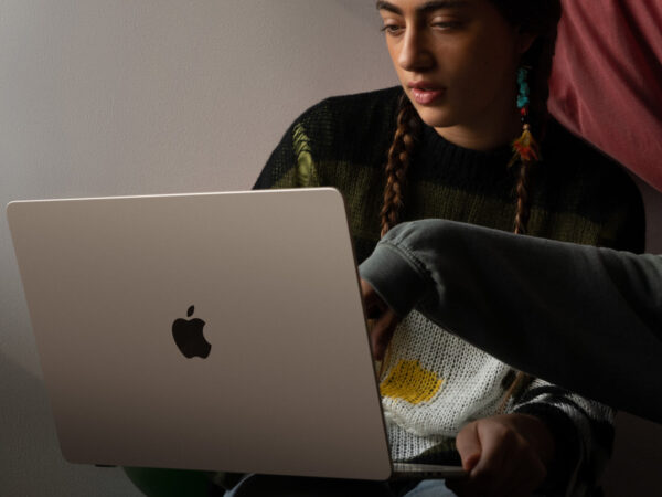 Apple 15-inch MacBook Air boasts a lightweight, fanless design with M2 performance