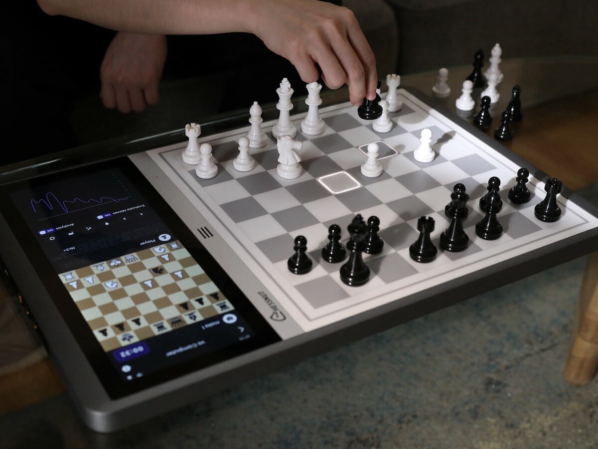 This smart AI chessboard has a customized chess bot
