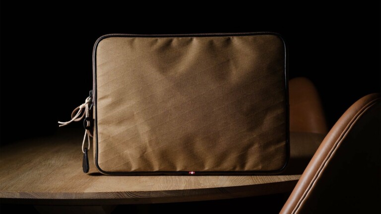 hardgraft Content Laptop Case has a classic design and uses American-made cotton laminate