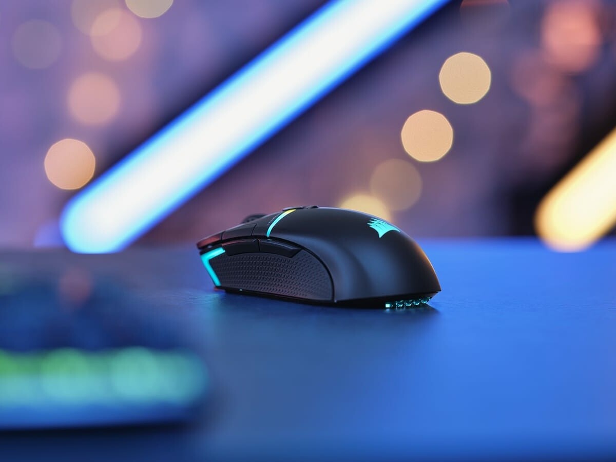 CORSAIR NIGHTSABRE WIRELESS customizable RGB mouse plays for up to 100 hours on 1 charge