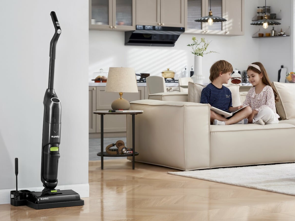 This versatile wet & dry vacuum cleaner has a cordless design