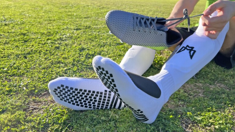 MediCaptain all-in-one soccer sock has built-in shin guards, foot pads, and grip sock tech