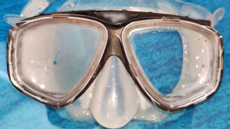 Fog X Snorkel & SCUBA Mask anti-fog inserts have an anti-fog coating that attracts water