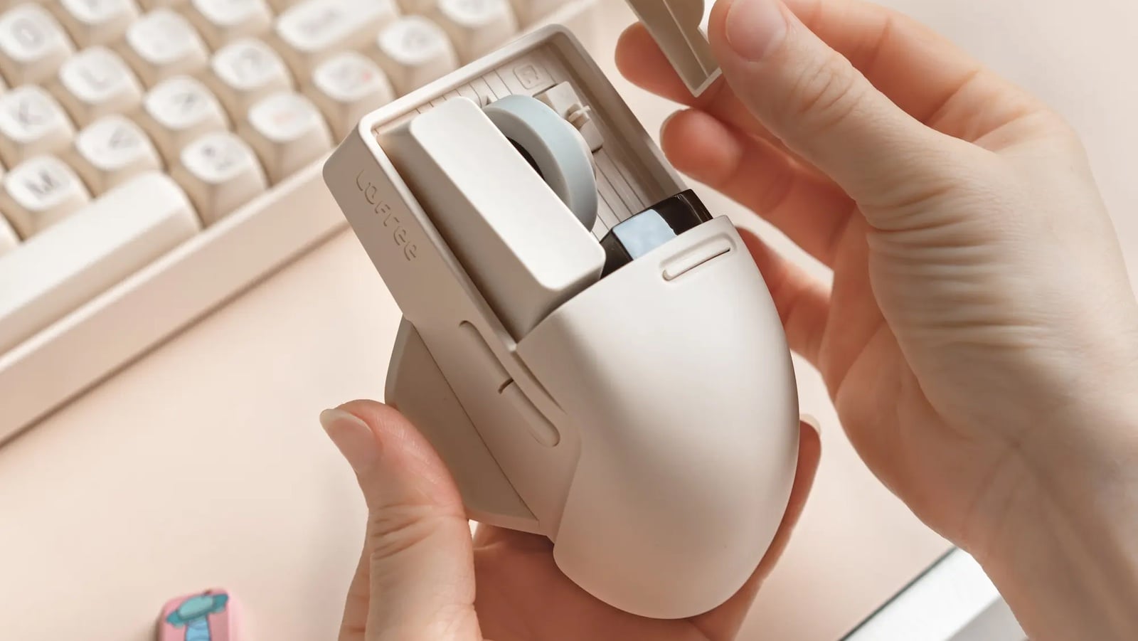 This PBT wireless mouse is comfortable and has customizable keycaps