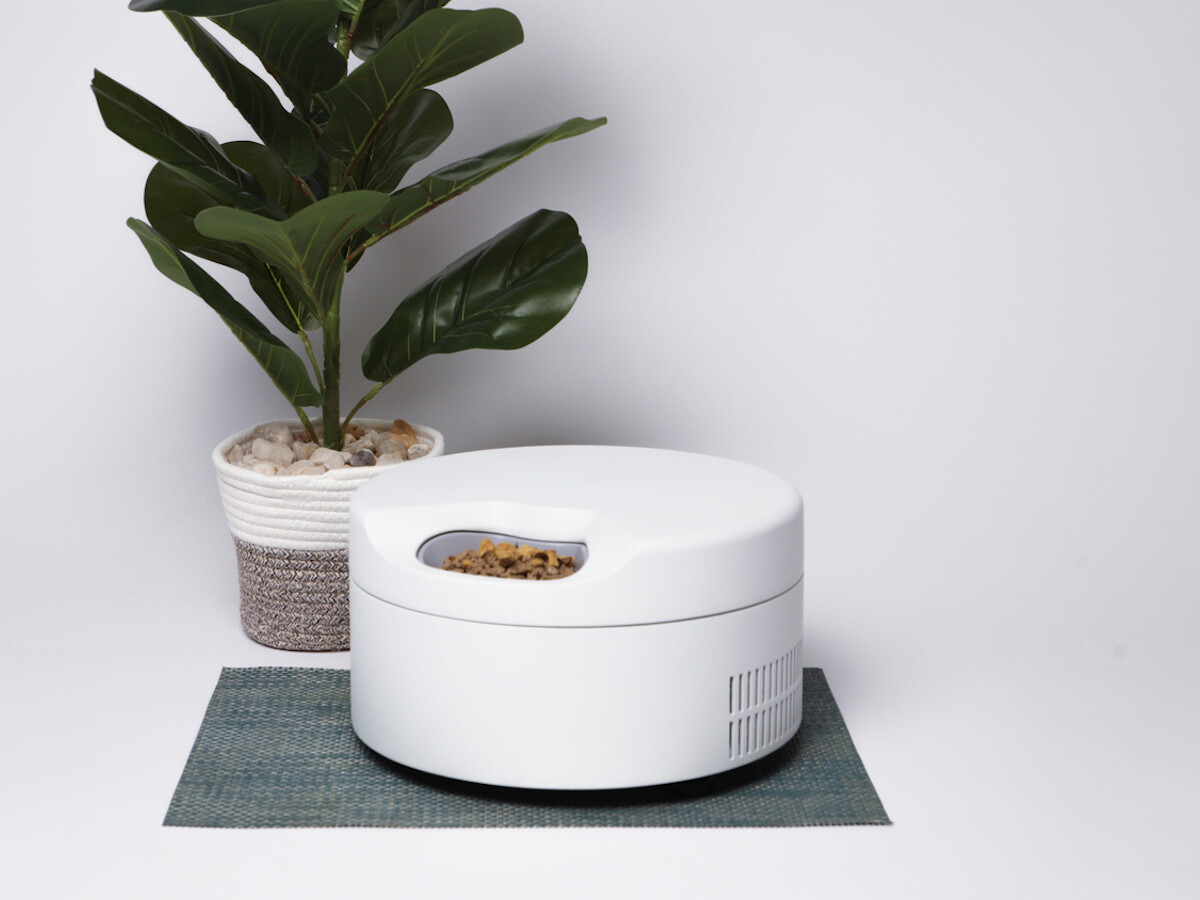 Refrigerated Smart Pet Feeder keeps food fresh all day long without any ice packs Refrigerated Smart Pet Feeder keeps food fresh all day long without any ice packs