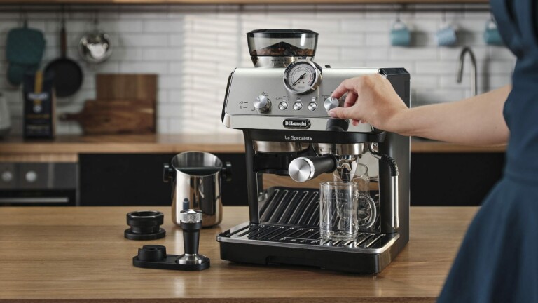 De’Longhi La Specialista Arte Espresso Machine has a built-in grinder with 8 settings
