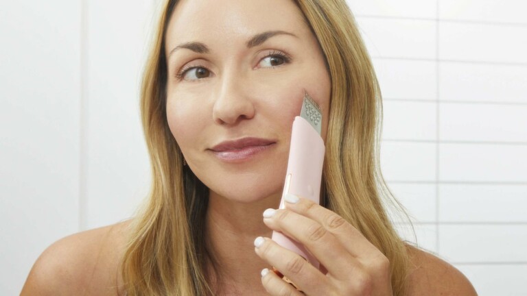 PMD Wave Pro skin spatula leverages technology to minimize pores and improve appearance