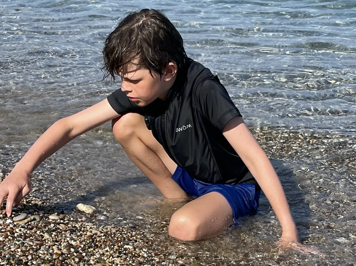 SWÖM Smart Swimwear for kids monitors depth and automatically inflates in an emergency SWÖM Smart Swimwear for kids monitors depth and automatically inflates in an emergency