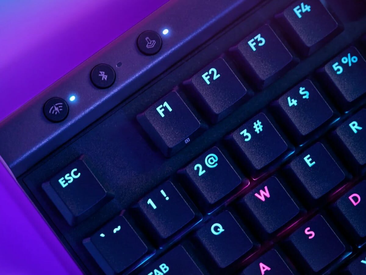 Logitech G G515 LIGHTSPEED TKL wireless gaming keyboard has a low-profile, modern design