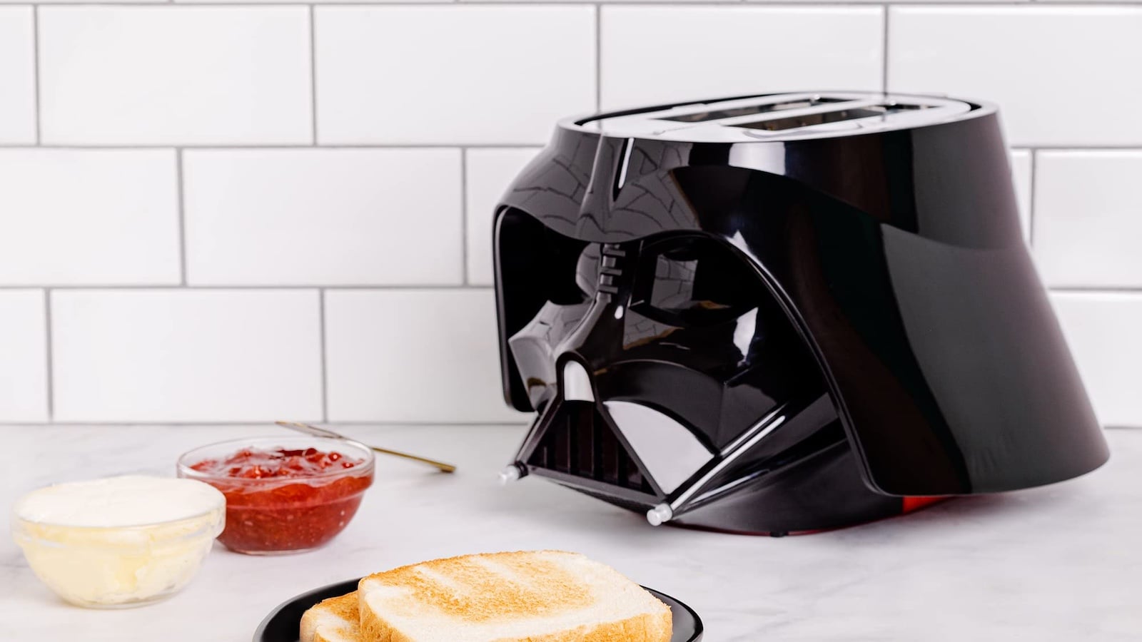 Uncanny Brands Star Wars Darth Vader Light Up Toaster