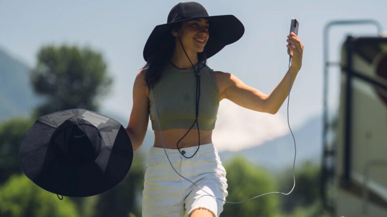 EcoFlow Power Hat: Lightweight and Portable Phone-Charging Solar Panel on Gadget Flow