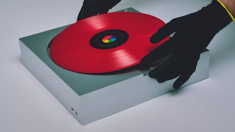 Waiting For Ideas PP-1: Armless Turntable with a Solid Block of Anodized Aluminum