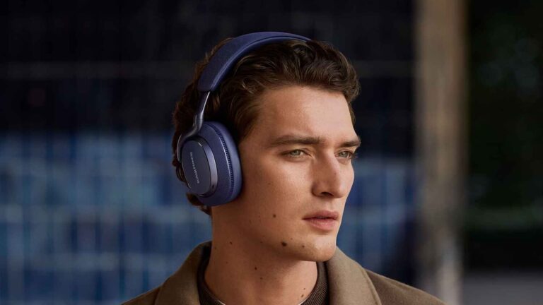 Fragment & Beats Powerbeats Pro Earphones feature a sleek Fragment & Beats Powerbeats Pro Earphones feature a sleek