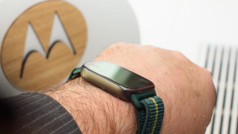 Motorola moto watch fit: Stylish Fitness Tracker with 1.9” OLED Display for Convenience