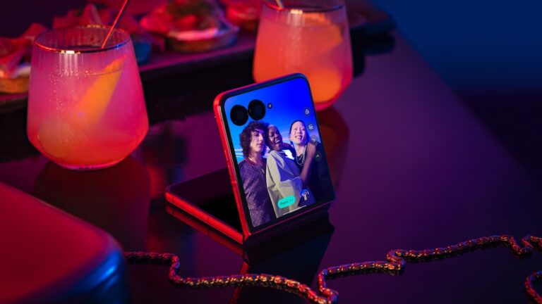 Motorola razr ultra: Large Display Flip Phone with a Superb 50 MP Camera and Google Gemini