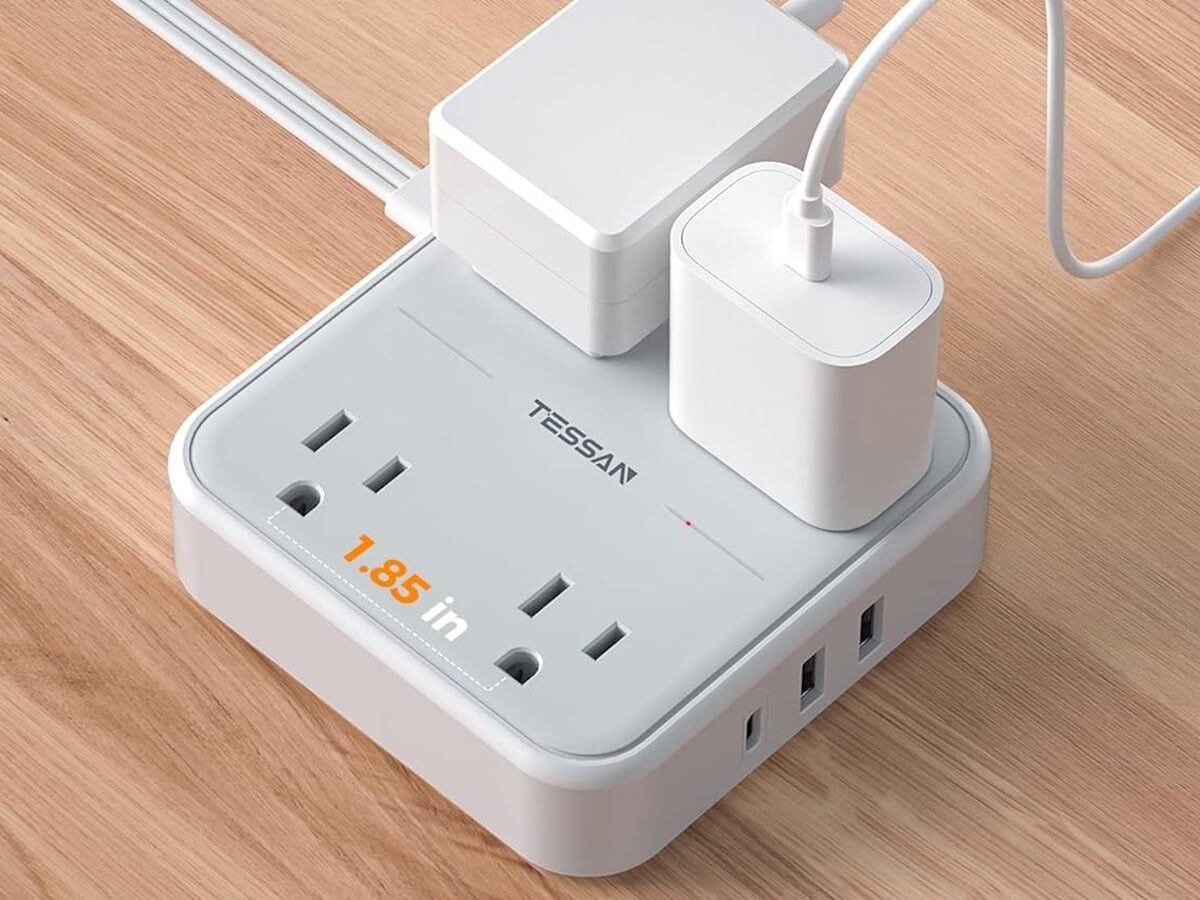 TESSAN Surge Protector Power Strip With Easy Pull-Out Flat Plug for Use in Tight Spaces