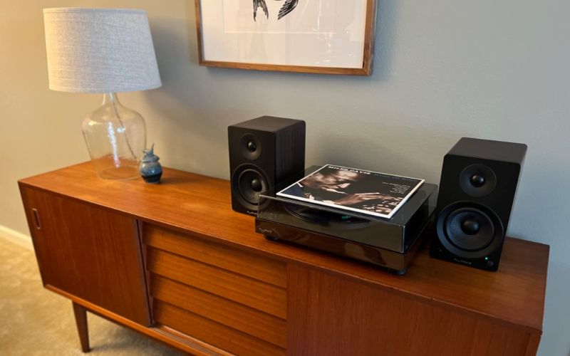 Fluance RT81 turntable with Ai41 Powered 5” stereo bookshelf speakers.