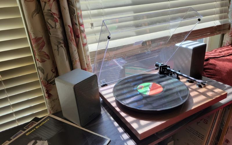 Record players with external speakers: AngelsHorn H00501 with speakers.