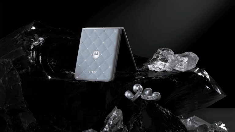 Motorola The Brilliant Collection: RAZR 2025 & Moto Buds Loop with Swarovski Crystals
