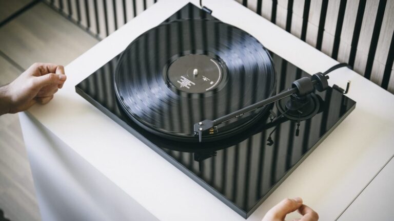 Pro-Ject E1.2: Audiophile Plug & Play Turntable with Pre-adjusted Tracking Force