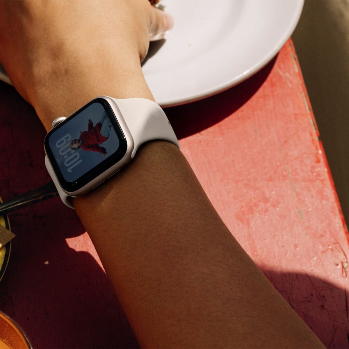 Apple Watch SE 3 vs. Samsung Galaxy FE vs. Fitbit Inspire 3: Good enough to buy, not enough to brag about