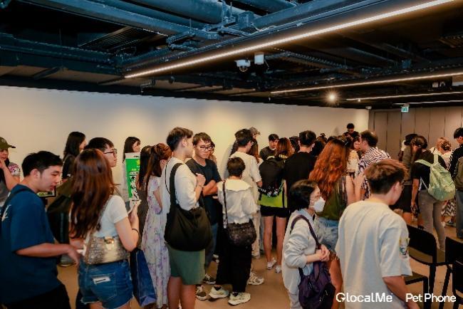 Pet Owners Queueing For Inquiries And Registration - GlocalMe Launches PetPhone