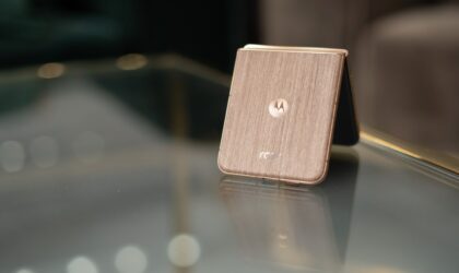 Motorola razr Ultra 2025 in PANTONE Mountain Trail