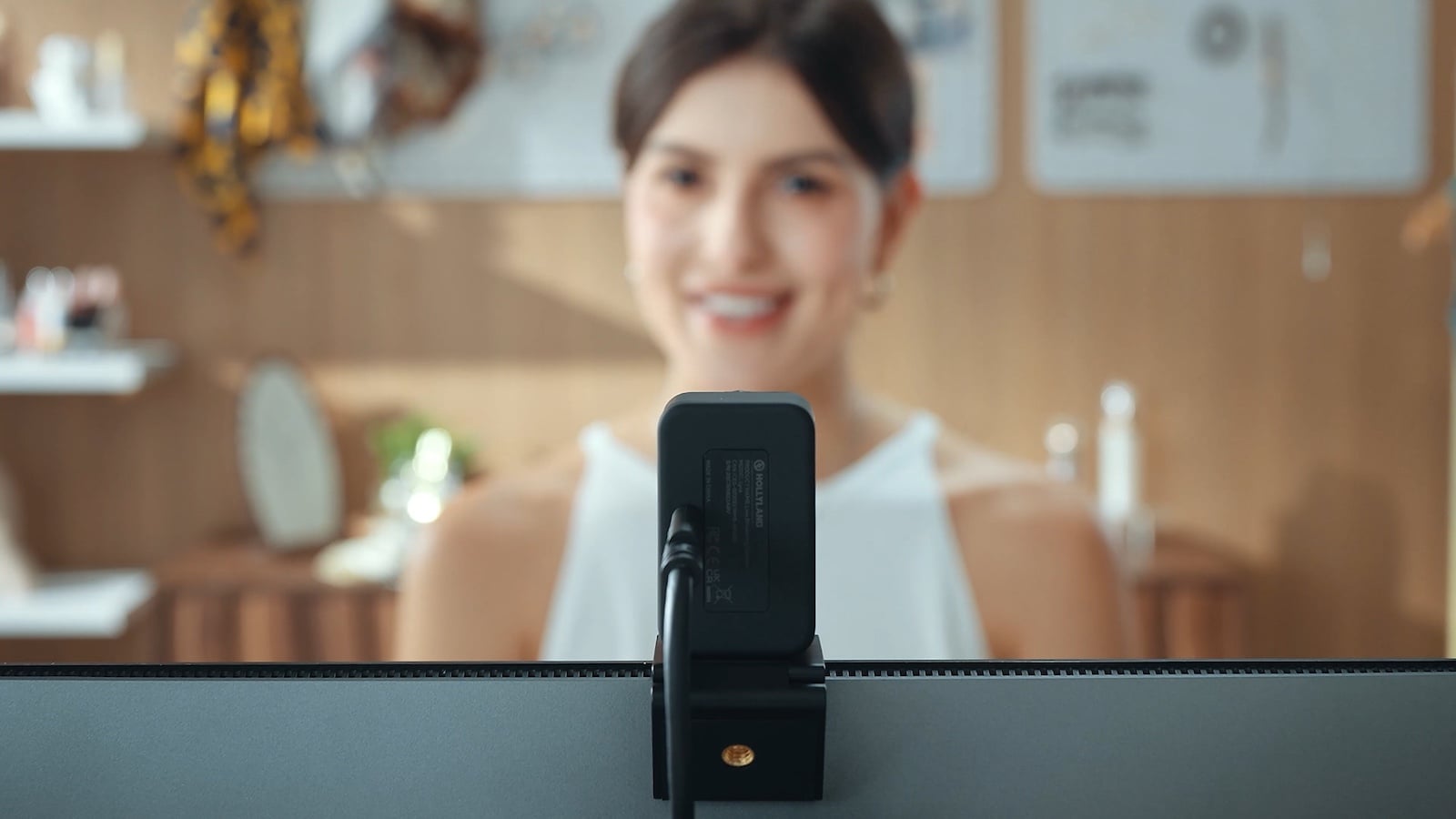 Hollyland Lyra suits creators, streamers, and professionals!