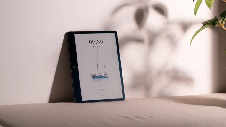 Lenovo NEC LAVIE Pro Mobile laptop is incredibly lightweight | Key