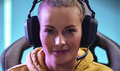 Wired gaming headphones: CORSAIR HS80 RGB