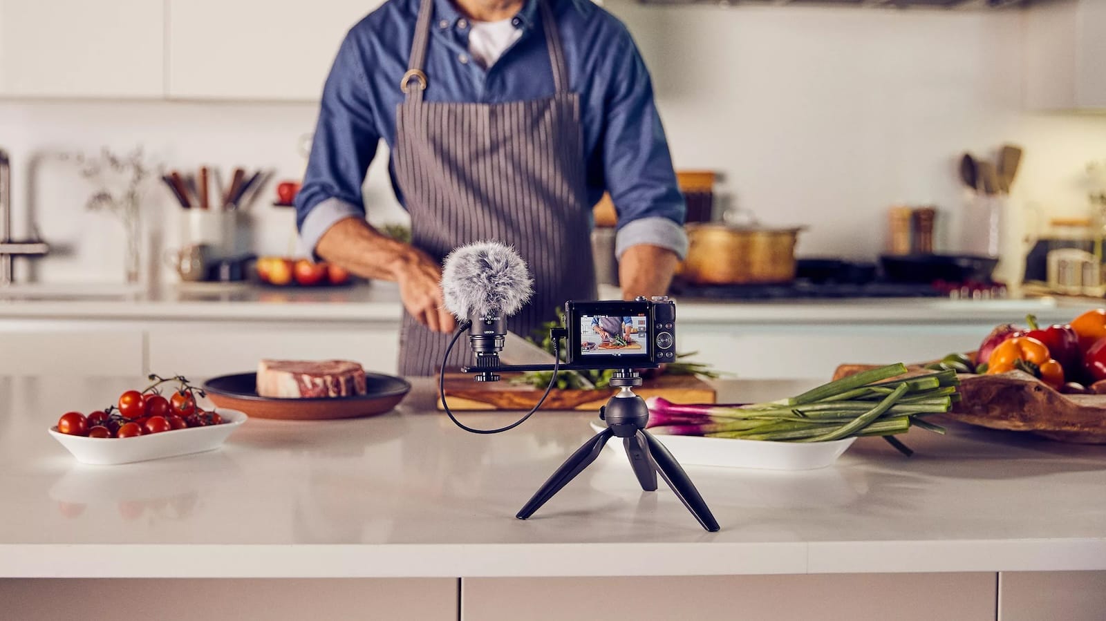 Canon PowerShot G7 X Mark III features a graphite case