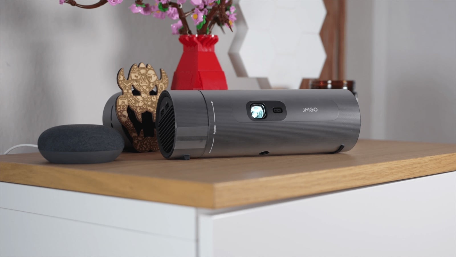 JMGO PicoFlix has a rotating gimbal with instant auto focus