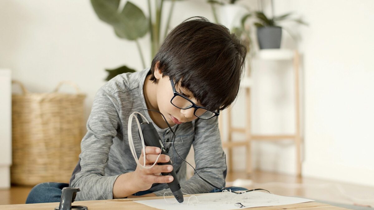 Should parents prioritize temperature safety or filament variety when choosing a 3D pen for kids?