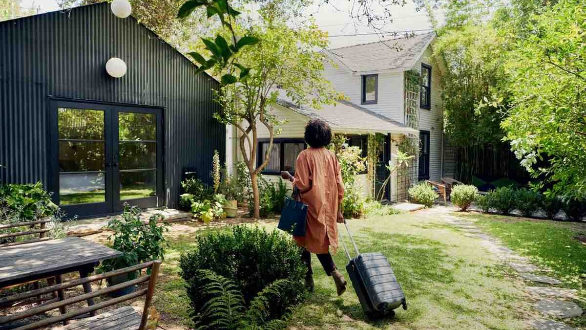 Best smart lock with camera for Airbnb hosts: what I learned after a trip to Sarandë, Albania