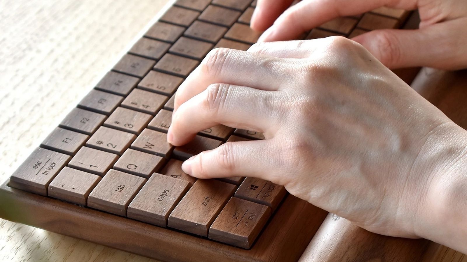 Hacoa Full Ki-Board Wireless offers the warmth of natural wood!