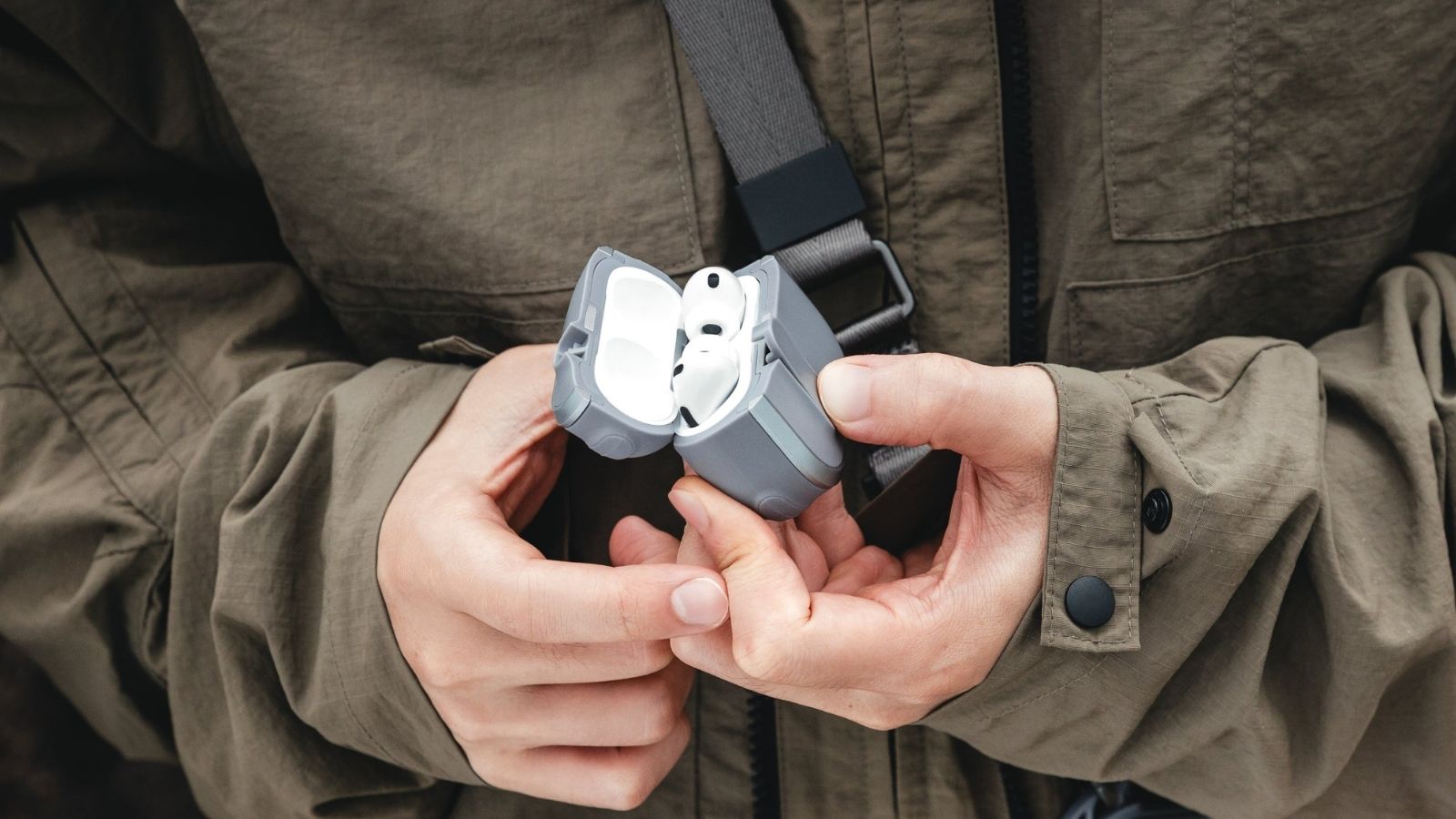 MAGEASY Odyssey AirPods 3 case cover offers a one-click release!