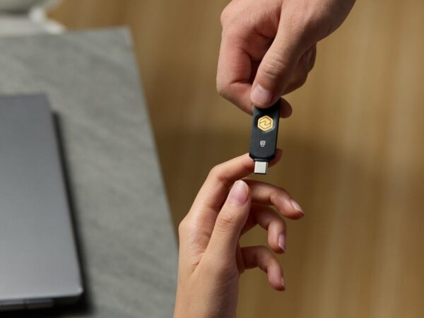 Kensington VeriMark NFC+ USB-C Security Key (K64739WW)