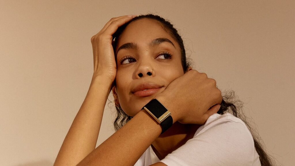 Whoop vs Oura: Oura Ring 4 on a woman's wrist