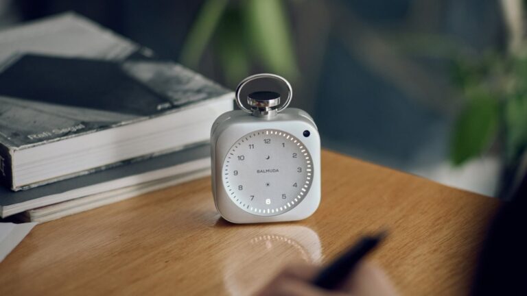 BALMUDA The Clock: A Gentle Wake Experience