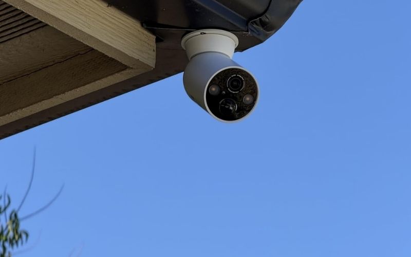 Is a 5GHz-only or dual-band outdoor Wi‑Fi security camera better for home security?